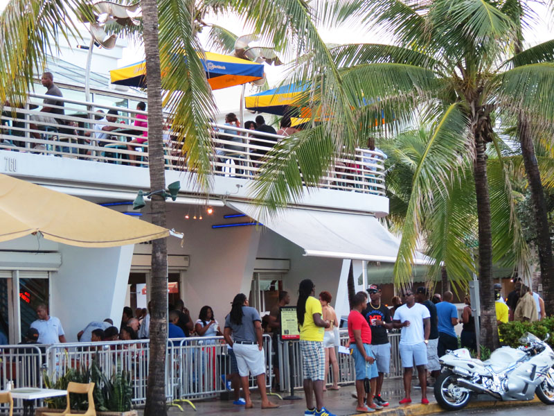 Bares cheios durante todo o dia na Ocean Drive. Foto: GC/Blog Vambora! Bares cheios durante todo o dia na Ocean Drive. Foto: GC/Blog Vambora!