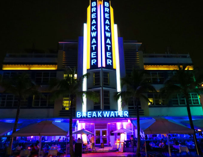 Estilo Art Deco com neon: a cara da Ocean Drive! Foto: GC/Blog Vambora! Estilo Art Deco com neon: a cara da Ocean Drive! Foto: GC/Blog Vambora!