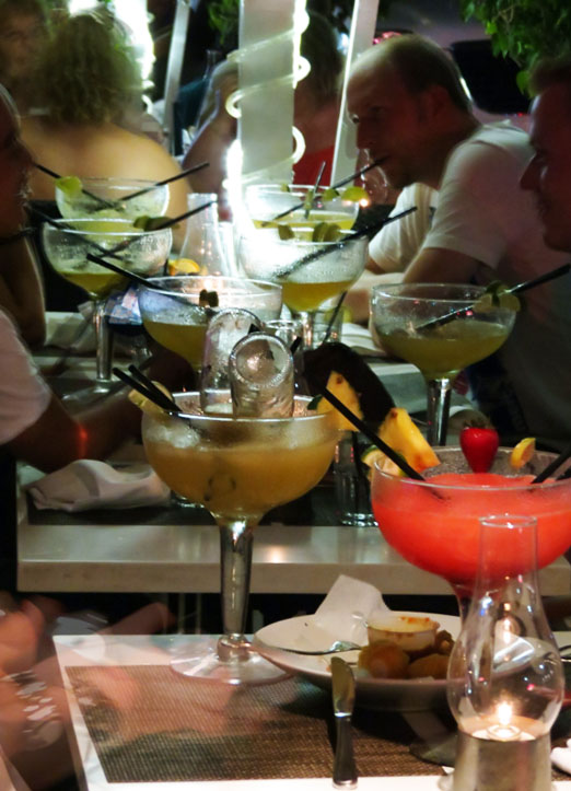 A noite todo mundo com Drinks gigantes. Foto: GC/Blog Vambora! A noite todo mundo com Drinks gigantes. Foto: GC/Blog Vambora!