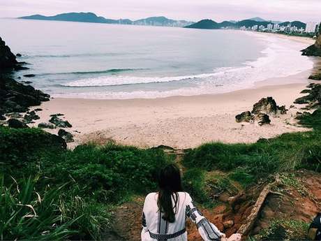 Será que Bruna Marquezine subiu o morro só para fazer essa foto de costas ou apareceu já lá em cima e resolveu sentar antes de escorregar morro abaixo? Seja como for, é uma ótima sugestão para o dia em que você acordar e nada dar jeito na sua cara. Foto: Instagram / Reprodução Será que Bruna Marquezine subiu o morro só para fazer essa foto de costas ou apareceu já lá em cima e resolveu sentar antes de escorregar morro abaixo? Seja como for, é uma ótima sugestão para o dia em que você acordar e nada dar jeito na sua cara. Foto: Instagram / Reprodução