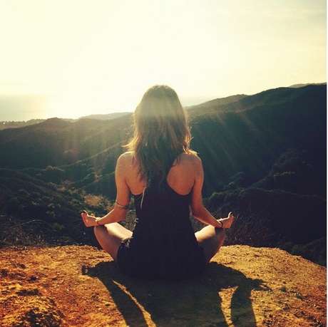 Thaila Ayala medita em meio ao verde da paisagem... Foto: Instagram / Reprodução Thaila Ayala medita em meio ao verde da paisagem... Foto: Instagram / Reprodução
