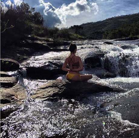 ...E Isis Valverde numa cachoeira. Desse jeito, até a gente fica com inspiração para uns mil textos. Foto: Instagram / Reprodução ...E Isis Valverde numa cachoeira. Desse jeito, até a gente fica com inspiração para uns mil textos. Foto: Instagram / Reprodução