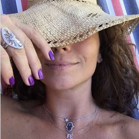 O recurso de Giovanna Antonelli foi o chapéu. Claro que ela queria mostrar o esmalte roxo que deve ser da marca dela, mas vale a dica para esconder o que não se quer mostrar. Foto: Instagram / Reprodução O recurso de Giovanna Antonelli foi o chapéu. Claro que ela queria mostrar o esmalte roxo que deve ser da marca dela, mas vale a dica para esconder o que não se quer mostrar. Foto: Instagram / Reprodução