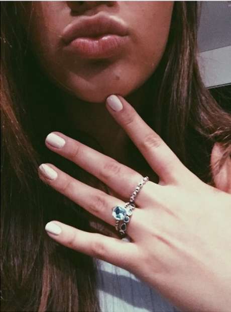 Ah, claro e o famoso biquinho do selfie, outra pose que já está mais do que batida. Mas do jeito que Bruna Marquezine postou, vale para não mostrar aquilo que irrita tanto e que Photoshop nenhum dá jeito. Ah, ela está apontado a pintinha dela no queixo, viu? Foto: Instagram / Reprodução Ah, claro e o famoso biquinho do selfie, outra pose que já está mais do que batida. Mas do jeito que Bruna Marquezine postou, vale para não mostrar aquilo que irrita tanto e que Photoshop nenhum dá jeito. Ah, ela está apontado a pintinha dela no queixo, viu? Foto: Instagram / Reprodução
