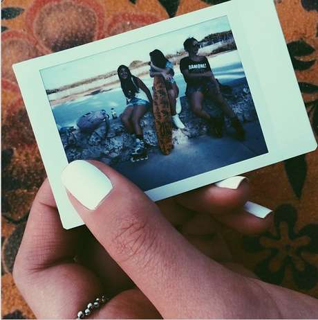 Bruna Marquezine, por exemplo, segurou uma foto dela com algumas amigas com esmalte branco, que deve ser também da coleção dela e, de quebra, ainda mostrou que curte os Ramones. Foto: Instagram / Reprodução Bruna Marquezine, por exemplo, segurou uma foto dela com algumas amigas com esmalte branco, que deve ser também da coleção dela e, de quebra, ainda mostrou que curte os Ramones. Foto: Instagram / Reprodução