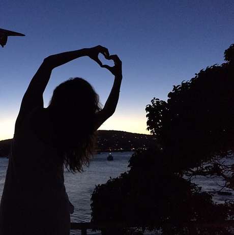 De longe ou de perto, Giovanna Antonelli é craque em fazer coraçãozinho, mas tem de ter um bom fotógrafo do lado para aproveitar a luz, o por do sol, a contraluz. Caso contrário, deseje a paz ao mundo apenas nas suas rezas, combinado? Foto: Instagram / Reprodução De longe ou de perto, Giovanna Antonelli é craque em fazer coraçãozinho, mas tem de ter um bom fotógrafo do lado para aproveitar a luz, o por do sol, a contraluz. Caso contrário, deseje a paz ao mundo apenas nas suas rezas, combinado? Foto: Instagram / Reprodução