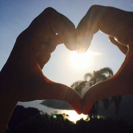 De longe ou de perto, Giovanna Antonelli é craque em fazer coraçãozinho, mas tem de ter um bom fotógrafo do lado para aproveitar a luz, o por do sol, a contraluz. Caso contrário, deseje a paz ao mundo apenas nas suas rezas, combinado? Foto: Instagram / Reprodução De longe ou de perto, Giovanna Antonelli é craque em fazer coraçãozinho, mas tem de ter um bom fotógrafo do lado para aproveitar a luz, o por do sol, a contraluz. Caso contrário, deseje a paz ao mundo apenas nas suas rezas, combinado? Foto: Instagram / Reprodução