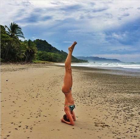 Consegue imitar as pose de Gisele Bündchen, num pé só, na invertida e fazendo estrela nem que seja por um segundo? Ótima saída para aqueles dias. Foto: Instagram / Reprodução Consegue imitar as pose de Gisele Bündchen, num pé só, na invertida e fazendo estrela nem que seja por um segundo? Ótima saída para aqueles dias. Foto: Instagram / Reprodução