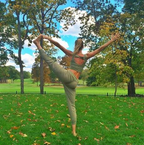 Consegue imitar as pose de Gisele Bündchen, num pé só, na invertida e fazendo estrela nem que seja por um segundo? Ótima saída para aqueles dias. Foto: Instagram / Reprodução Consegue imitar as pose de Gisele Bündchen, num pé só, na invertida e fazendo estrela nem que seja por um segundo? Ótima saída para aqueles dias. Foto: Instagram / Reprodução