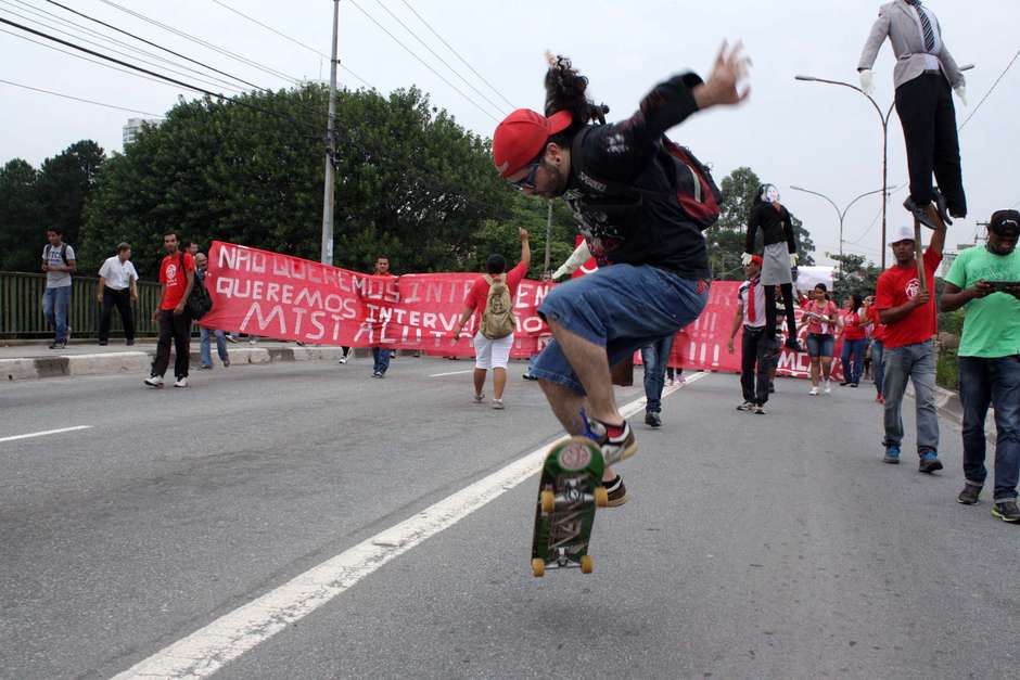 Protesto na avenida Guarapiranga, na zona sul de São Paulo Foto: Luiz Cláudio Barbosa