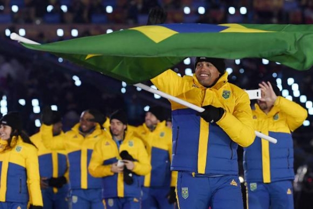 Edson Bindilatti carrega a bandeira do Brasil à frente da delegação que disputará os jogos