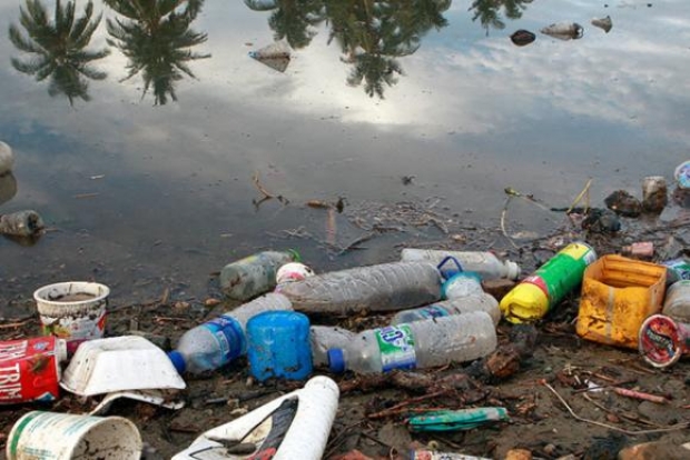 Cerca de 8 milhões de toneladas de plásticos vão parar nos oceanos todos os anos, trazendo graves prejuízos para o meio ambiente