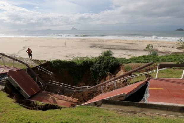Com temporal, parte da Ciclovia Tim Maia desaba no Rio (Reuters/Sergio Moraes)