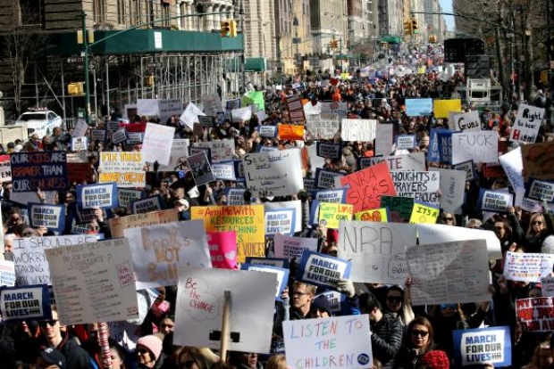 Milhares de manifestantes se reúnem no Central Park West em protesto pelo controle de armas nos Estados Unidos as armas