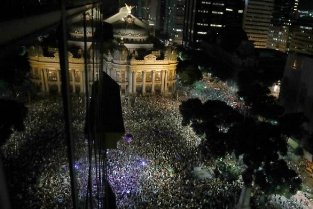 Uma multidão presta homenagem à vereadora Marielle Franco, morta a tiros no Rio de Janeiro (Marcelo Sayao/EFE/Direitos Reservados)