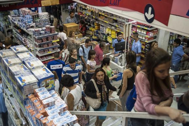 SÌO PAULO, SP, BRASIL, 10-01-2013, 15h30: Grande movimenta o para compra de material escolar em loja na rua 25 de Mar o, em S o Paulo. (Foto: Marcelo Camargo/ABr)