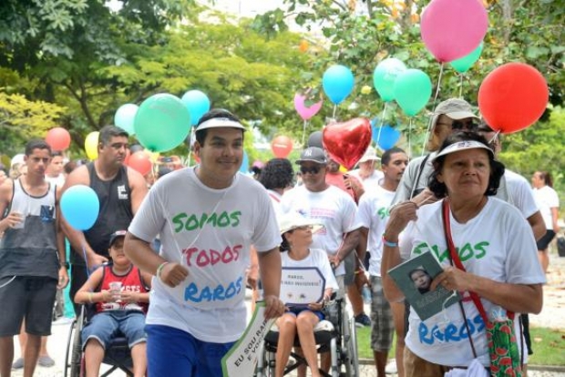 Parentes, amigos e portadores de doenças raras e graves fazem a 4 Caminhada Minha Vida Não Tem Preço, no Parque do Flamengo, em protesto contra a falta de medicamentos