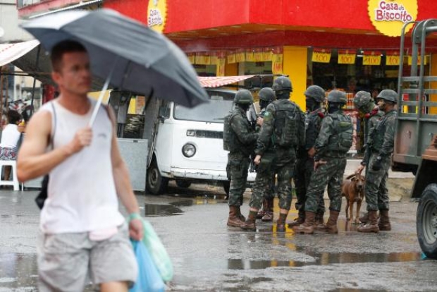 Rio de Janeiro - Forças Armadas reforçam a segurança na Vila Kennedy, na zona oeste da cidade (Tânia Rêgo/Agência Brasil)
