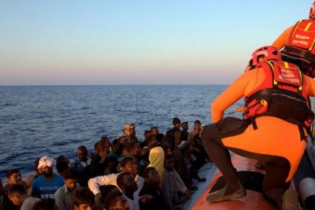Migrantes resgatados pela Guarda Costeira da Itália