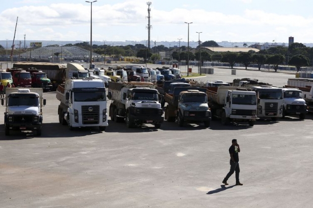Caminhoneiros realizam protesto contra a alta no preço do combustível e uma resolução do Contran que obriga a colocar dispositivos de segurança nas caçambas. 