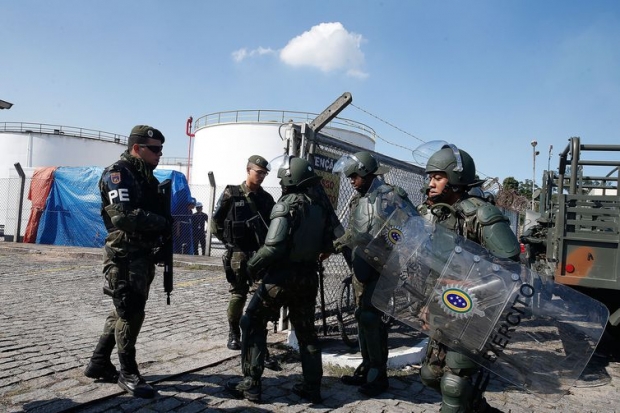 Um grupamento de militares da Polícia do Exército reforça segurança no entorno da Refinaria Duque de Caxias (Reduc)