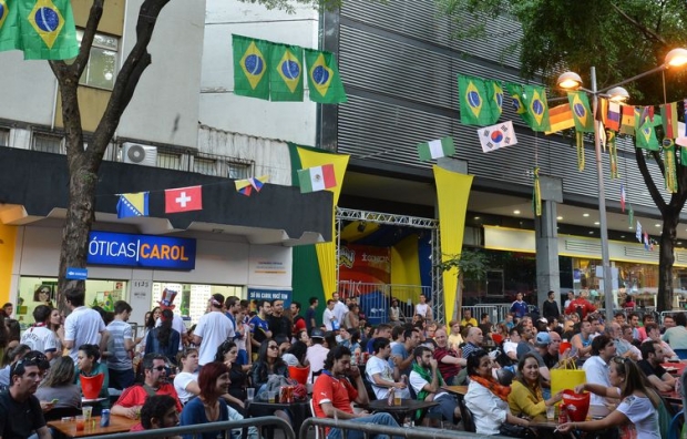 Em Belo Horizonte - MG, milhares de torcedores, de várias nacionalidades, lotam a Praça da Savassi diariamente, para acompanhar os jogos do mundial da Fifa (Marcello Casal Jr/Agência Brasil)