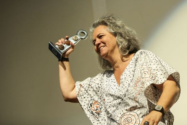 Com o filme Construindo Pontes, Heloísa Passos recebe os troféus Júri Jovem e o grande prêmio Cora Coralina para melhor obra do 20º Festival Internacional de Cinema e Vídeo Ambiental.