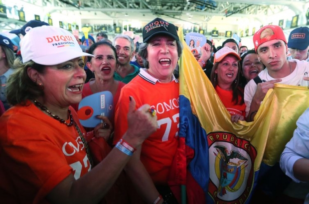 Simpatizantes do candidato Ivan Duque celebram ao conhecer os resultados oficiais do segundo turno da corrida presidencial Mauricio Duenas Castaneda/EFE