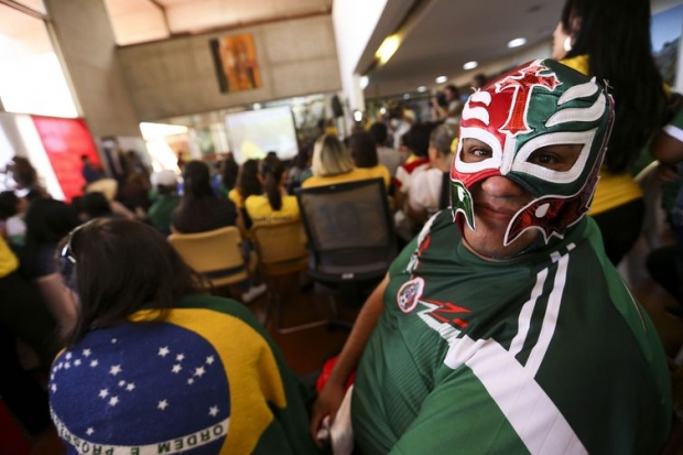 Torcedores assistem ao jogo entre Brasil e México, na Embaixada do México.
