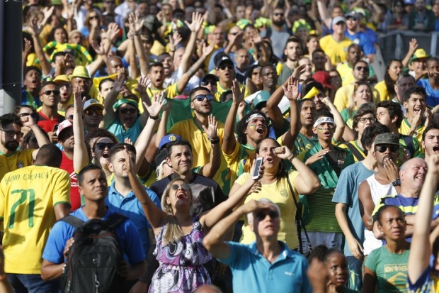  Torcedores assistem jogo da seleção brasileira contra a Costa Rica, na Praça Mauá, região central do Rio
