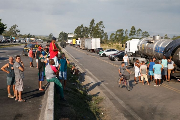 Caminhoneiros ainda ocupam trecho da Rodovia Presidente Dutra, em Seropédica, Rio de Janeiro.