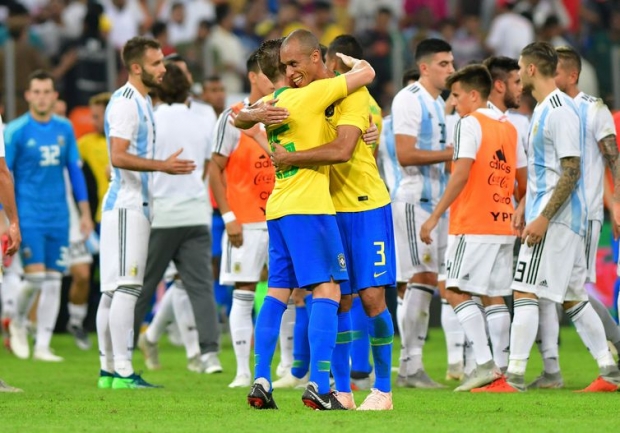 O zagueiro Miranda, que marcou nos acréscimos, festeja a vitória do Brasil sobre a Argentina por 1 a 0.