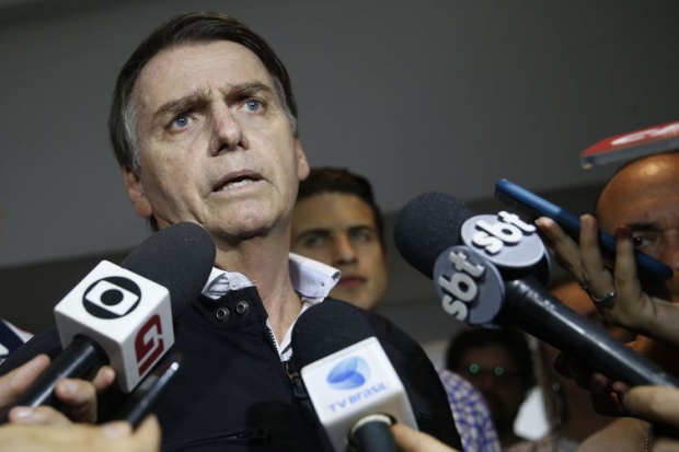 O candidato Jair Bolsonaro (PSL) fala à imprensa após gravação de campanha, no bairro Jardim Botânico.