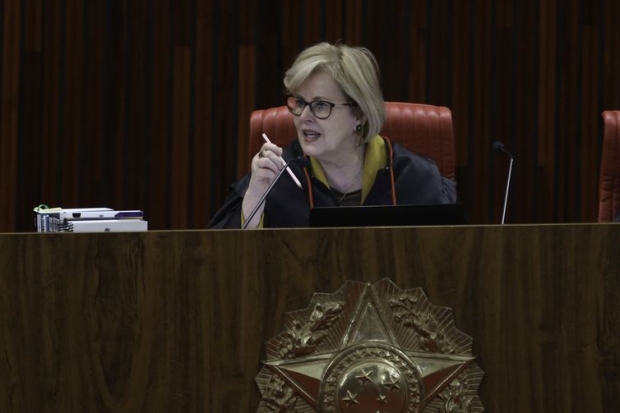 A ministra Rosa Weber durante julgamento do pedido de registro de candidatura de Luiz Inácio Lula da Silva para a presidência da República nas eleições de outubro, no TSE.