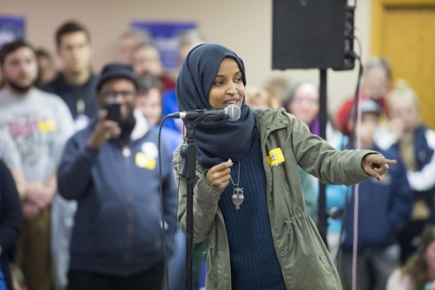 CDL24. BURNSVILLE (MN, EE. UU.), 05/11/2018. La demócrata Ilhan Omar habla durante un acto de campaña por el distrito 5 de la Cámara de los Estados Unidos hoy, lunes 5 de noviembre de 2018, en Mineápolis, Minesota (Estados Unidos). Omar se