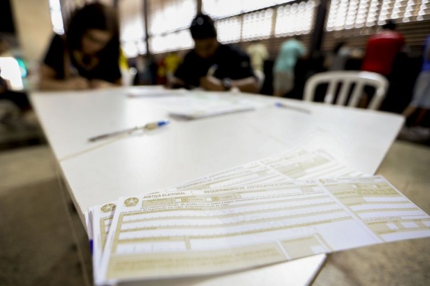 Eleitores justificam a ausência na votação em posto montado em shopping de Brasília.