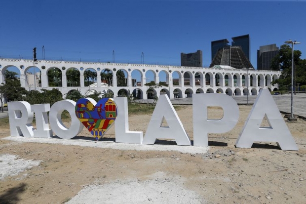 A Lapa, no centro do Rio de Janeiro, ganha mobiliário urbano com a frase RioAmaLapa. 