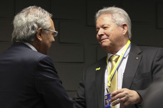 O ministro da Economia, Paulo Guedes, cumprimenta o novo presidente do Banco do Brasil, Rubem Novaes, durante cerimônia de transmissão do cargo na sede do Banco do Brasil
