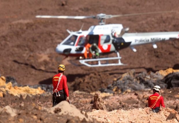Equipes de resgate durante buscas por vítimas em Brumadinho, onde uma barragem da mineradora Vale se rompeu.