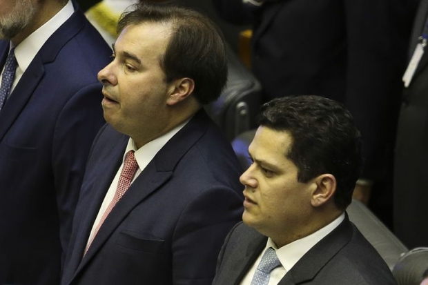 O deputado Rodrigo Maia e o senador Davi Alcolumbre, em sessão solene no Congresso Nacional 