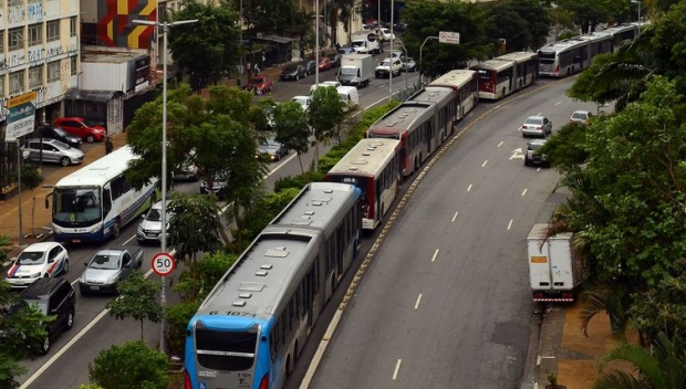 São Paulo - Paralisação dos motoristas de ônibus e cobradores na Avenida Nove de Julho, região central da cidade (Rovena Rosa/Agência Brasil)