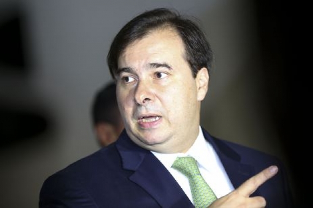 O presidente da Câmara dos Deputados, Rodrigo Maia, coordena reunião de líderes partidários. 