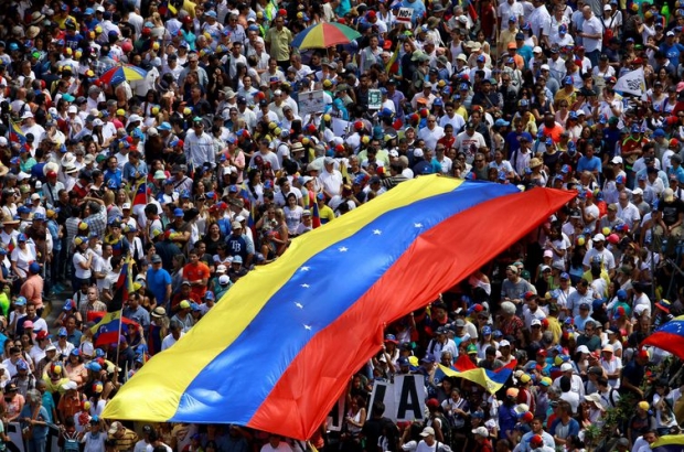 Manifestantes protestam em Caracas, na Venezuela, contra o bloqueio imposto por Nicolás Maduro à ajuda humanitária de comida e remédios enviada ao país. 