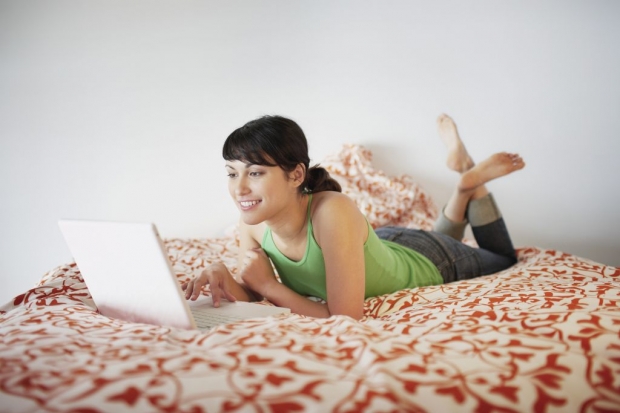 Usar o notebook sobre a cama ou sobre uma almofada é uma das práticas que mais compromete o resfriamento do equipamento