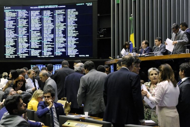 Plenário da Câmara dos Deputados durante sessão para discussão e votação de diversos projetos.