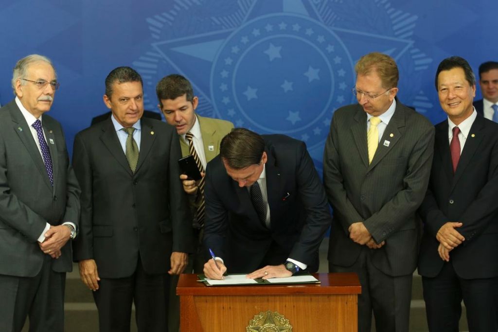 Jair Bolsonaro assina decreto que extingue horário de verão - 2