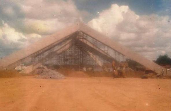Pirâmide em construção no ano de 1986