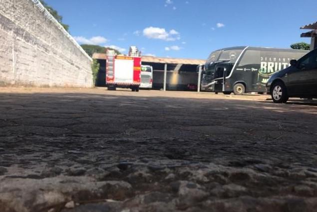 Motorista morre prensado por ônibus de dupla sertaneja - 1