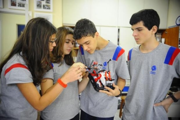 Estudantes do Liceu Franco Brasileiro, no Rio, disputarão em Curitiba, etapa regional do certame internacional First Lego League de Robótica, cujo tema, este ano, é educação (Tomaz Silva/Agência Brasil) 