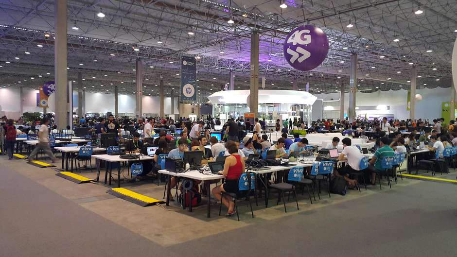 Antes de abrirem os portões, os nerds entoaram gritos como